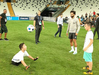 Cậu bé không chân sống đầy nghị lực, 