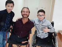 Cậu bé không chân sống đầy nghị lực, 