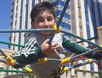 Cậu bé không chân sống đầy nghị lực, 