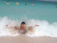 Cậu bé không chân sống đầy nghị lực, 