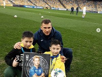 Cậu bé không chân sống đầy nghị lực, 