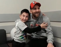 Cậu bé không chân sống đầy nghị lực, 