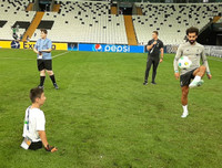 Cậu bé không chân sống đầy nghị lực, 