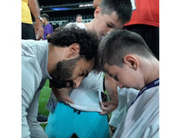 Cậu bé không chân sống đầy nghị lực, 