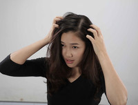 [ẢNH] Cảnh giác trước những hiểm họa từ thói quen để tóc ướt đi ngủ