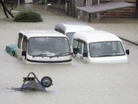 Hàng triệu người phải di tản, hàng hóa siêu thị bị 