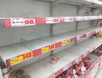 Hàng triệu người phải di tản, hàng hóa siêu thị bị 