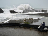 Hàng triệu người phải di tản, hàng hóa siêu thị bị 