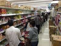 Hàng triệu người phải di tản, hàng hóa siêu thị bị 