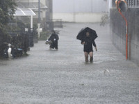 Hàng triệu người phải di tản, hàng hóa siêu thị bị 