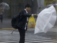 Hàng triệu người phải di tản, hàng hóa siêu thị bị 