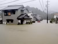 Hàng triệu người phải di tản, hàng hóa siêu thị bị 