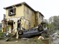 Hàng triệu người phải di tản, hàng hóa siêu thị bị 