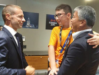 Cậu bé không chân sống đầy nghị lực, 