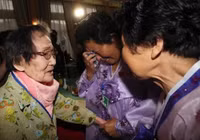 [ẢNH] Đẫm nước mắt ngày đoàn tụ các gia đình ly tán do chiến tranh Triều Tiên sau 69 năm