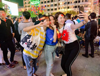 [ẢNH] Muôn vàn cách ăn mừng của Sao khi đội tuyển Việt Nam vào chung kết AFF Cup 2018