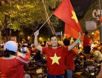 [ẢNH] Muôn vàn cách ăn mừng của Sao khi đội tuyển Việt Nam vào chung kết AFF Cup 2018