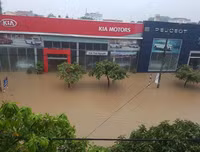 Thái Nguyên ngập lụt kỷ lục, ô tô 