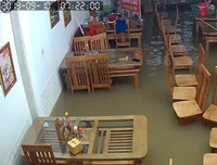 Thái Nguyên ngập lụt kỷ lục, ô tô 