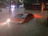 Thái Nguyên ngập lụt kỷ lục, ô tô 