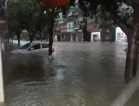 Thái Nguyên ngập lụt kỷ lục, ô tô 