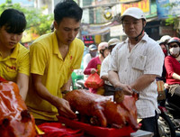 [ẢNH] Ngày vía Thần Tài 2020: Những mặt hàng đắt khách ngoài... vàng