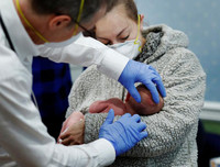 [ẢNH] Khoảng khắc sự sống mới chào đời giữa 