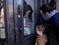 [ẢNH] Khoảng khắc sự sống mới chào đời giữa 