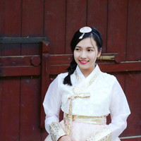 Dung nhan xinh đẹp trẻ trung của vợ sắp cưới Tiến Đạt rapper