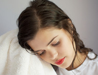 [ẢNH] Cảnh giác trước những hiểm họa từ thói quen để tóc ướt đi ngủ