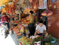 [ẢNH] Ngày vía Thần Tài 2020: Những mặt hàng đắt khách ngoài... vàng