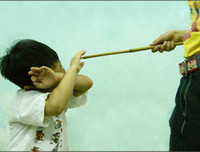 [ẢNH] Bạo hành trẻ em: Cần chế tài xử phạt thích đáng