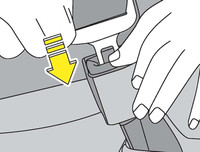 [ẢNH] Cách thoát chết trong gang tấc khi ô tô lao xuống nước