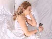 [ẢNH] Tác hại khủng khiếp khi sử dụng tai nghe không đúng cách