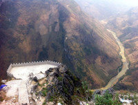 Cận cảnh khách sạn 7 tầng xây dựng trái phép trên đèo Mã Pì Lèng