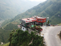 Cận cảnh khách sạn 7 tầng xây dựng trái phép trên đèo Mã Pì Lèng