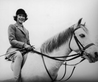 [ẢNH] Những bức ảnh thời trẻ hiếm có của Nữ hoàng Anh Elizabeth II