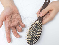 [ẢNH] Cảnh giác trước những hiểm họa từ thói quen để tóc ướt đi ngủ