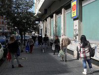 [ẢNH] Người dân thế giới giữ khoảng cách nơi công cộng trong dịch Covid-19