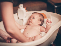 Khéo léo học tắm đúng cách cho trẻ sơ sinh trong mùa đông