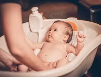 Khéo léo học tắm đúng cách cho trẻ sơ sinh trong mùa đông