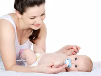 Khéo léo học tắm đúng cách cho trẻ sơ sinh trong mùa đông