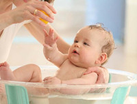 Khéo léo học tắm đúng cách cho trẻ sơ sinh trong mùa đông