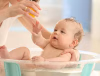 Khéo léo học tắm đúng cách cho trẻ sơ sinh trong mùa đông