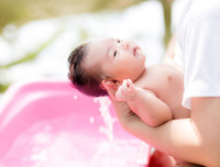 Khéo léo học tắm đúng cách cho trẻ sơ sinh trong mùa đông
