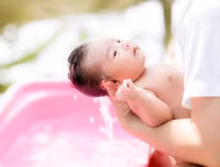 Khéo léo học tắm đúng cách cho trẻ sơ sinh trong mùa đông