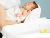 Khéo léo học tắm đúng cách cho trẻ sơ sinh trong mùa đông