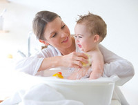 Khéo léo học tắm đúng cách cho trẻ sơ sinh trong mùa đông