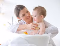 Khéo léo học tắm đúng cách cho trẻ sơ sinh trong mùa đông