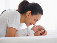 Khéo léo học tắm đúng cách cho trẻ sơ sinh trong mùa đông